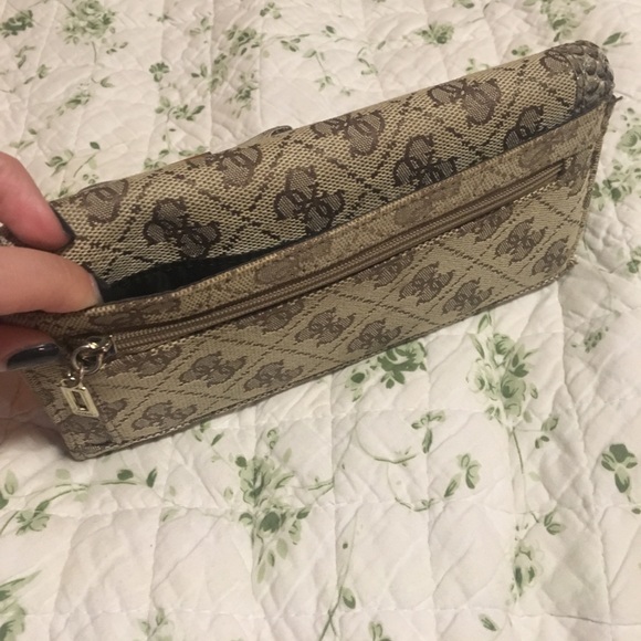Barley used guess wallet - Picture 2 of 4